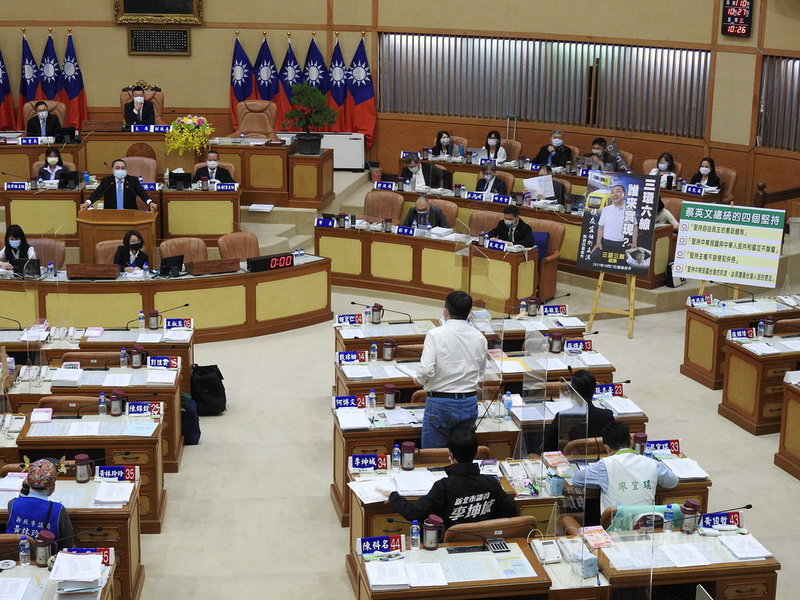 新北市長侯友宜(左上,立者)27日赴新北市議會接受市政總質詢,議員輪番就總統蔡英文的「四個堅持」提出質詢;侯友宜答詢表示,他尊重蔡總統說的話。中央社記者王鴻國攝 110年10月27日