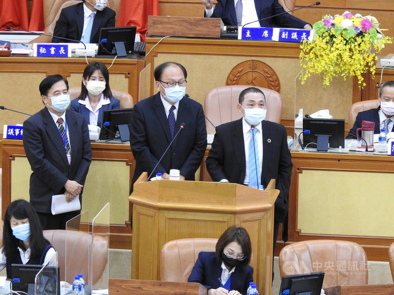 新北市委託北捷經營環狀線3年期間已過半,新北市長侯友宜(2排右)27日在議會答詢時表示,雙北將於11月就環狀線經營權提早展開協商,一切依契約走。中央社記者王鴻國攝 110年10月27日