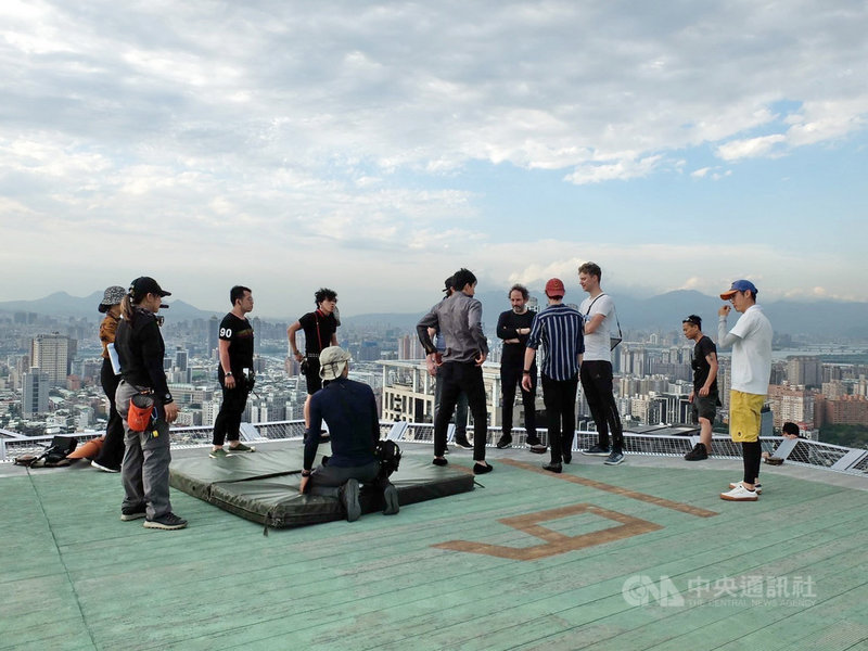 新北市政府新聞局27日表示,新北影視協拍中心已輔導超過5000部作品,曾協助劇組在新北市府33層頂樓陽台拍攝影片。(新北市府新聞局提供)中央社記者黃旭昇新北傳真 110年10月27日