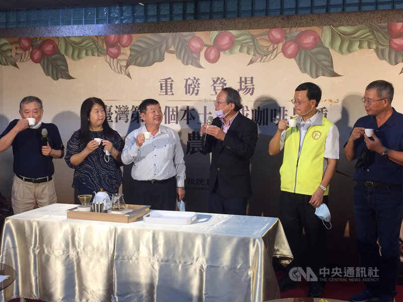 農委會農業試驗所27日發表費時15年育成的台灣首個本土咖啡品種「台農1號」,具有體脂感厚、滋味濃郁、餘韻長等特色,達到美國精品咖啡協會(SCAA)杯測量表80分以上的「精品咖啡」等級。中央社記者楊淑閔攝 110年10月27日