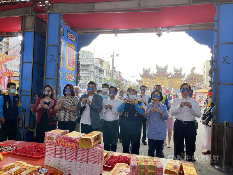 立法院內政委員會27日考察屏東3年1科東港迎王平安祭典及大鵬灣國家風景區,除坐船環遶大鵬灣,並到東隆宮參拜(圖)。(莊瑞雄服務處提供)中央社記者郭芷瑄傳真 110年10月27日