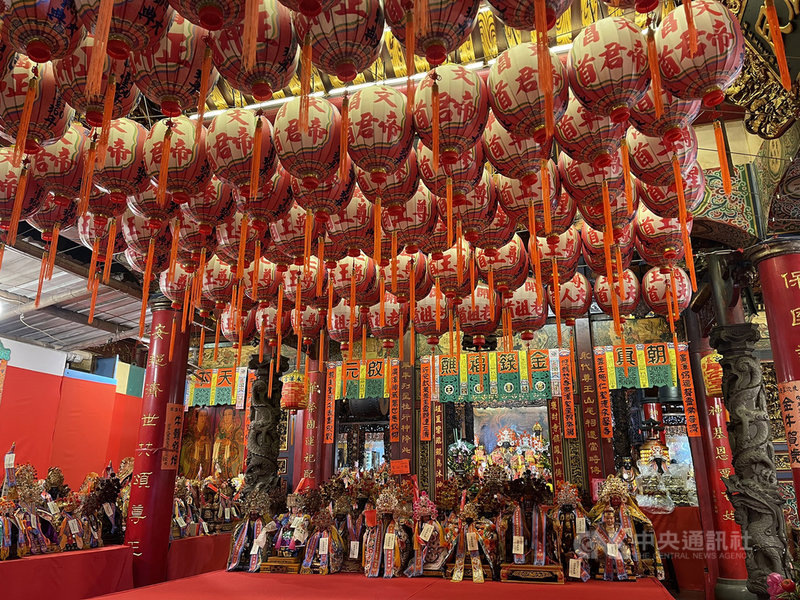 台南市開基永華宮五朝福醮將於11月10日登場,全國逾1200尊友宮廟宇廣澤尊王擠爆廟堂,比廟方預估多出1倍,未來2週還有更多神明進駐鑑醮。入夜後,廟堂燈火通明。中央社記者張榮祥台南攝 110年10月27日