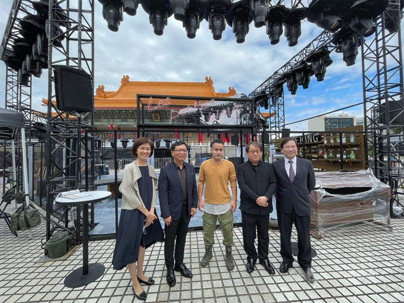 經濟部與文化部合作,用5G專網打造跨界新型態大型製作「神不在的小鎮」,30日在兩廳院廣場公演。圖為兩廳院藝術總監劉怡汝(左起)、文化部次長李連權、導演洪唯堯、國家表演藝術中心董事長朱宗慶、經濟部次長林全能27日在兩廳院藝文廣場參觀趕工中的實體小鎮「中正市」。中央社記者王飛華攝 110年10月27日
