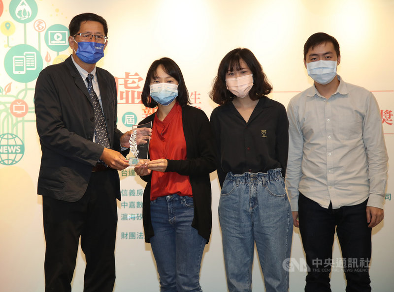 第47屆曾虛白新聞獎27日舉行頒獎典禮,公共服務報導獎數位創新類由天下雜誌以「山坡上的種電奇蹟」獲得,中央通訊社董事長劉克襄(左)頒獎給獲獎代表。中央社記者張新偉攝 110年10月27日