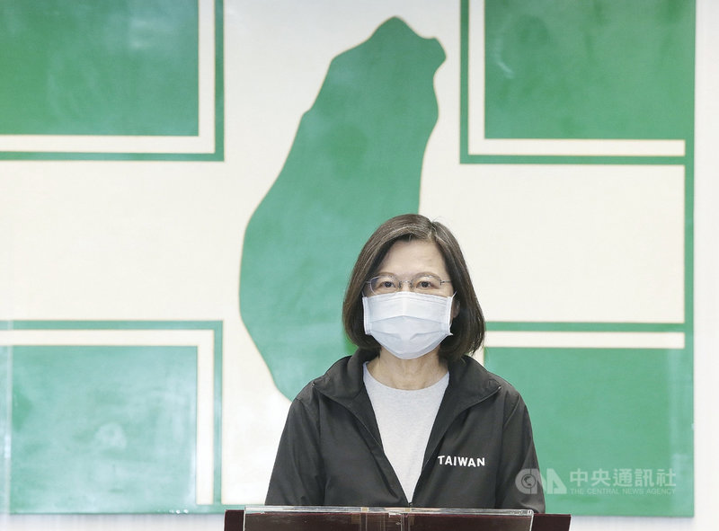 4大公投年底投票,民進黨主席蔡英文(圖)27日下午在民進黨中執會前,發表談話,重申「4個不同意」,向黨公職祭出軍令,全力阻止公投變成惡鬥。中央社記者郭日曉攝 110年10月27日