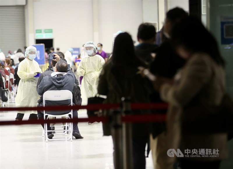 疫情指揮中心27日晚間6時30分臨時公布,將增加開放24.8萬符合資格民眾,自晚間7時起可搶約19.8萬劑。(中央社檔案照片)