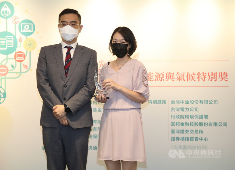 第47屆曾虛白先生新聞獎暨2021年台達能源與氣候特別獎27日舉辦頒獎典禮,由親子天下採訪團隊的「認識網路惡狼─破解網路兒少性剝削陷阱」數位專輯獲得今年增設的「媒體素養獎」,中嘉數位股份有限公司總管理處副總經理陳協和(左)頒發獎項給領獎人施雲心(右)。中央社記者張新偉攝 110年10月27日