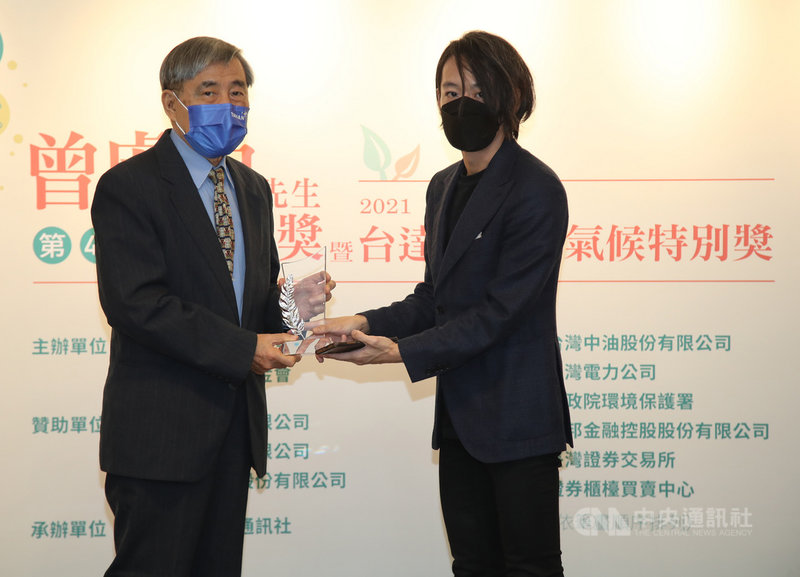 第47屆曾虛白新聞獎27日舉行頒獎典禮,公共服務報導獎文字類由今周刊「中國鎖藥危機」獲得,曾虛白先生新聞獎基金會董事長汪萬里(左)頒獎給獲獎代表。中央社記者張新偉攝 110年10月27日