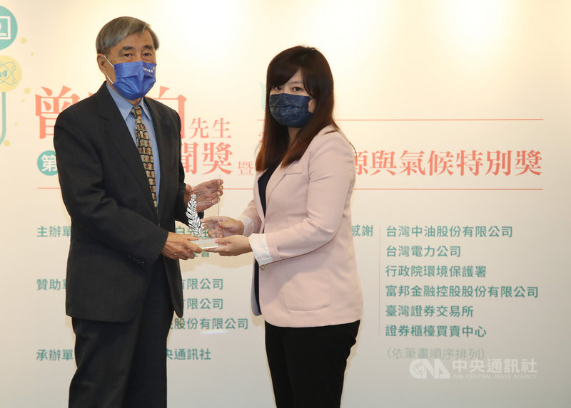 第47屆曾虛白新聞獎27日舉行頒獎典禮,公共服務報導獎影音類由TVBS「斷裂的社安網-泥菩薩的呼救」王心喬(右)、柯勝雄、王結玲獲得,曾虛白先生新聞獎基金會董事長汪萬里(左)頒獎。中央社記者張新偉攝 110年10月27日