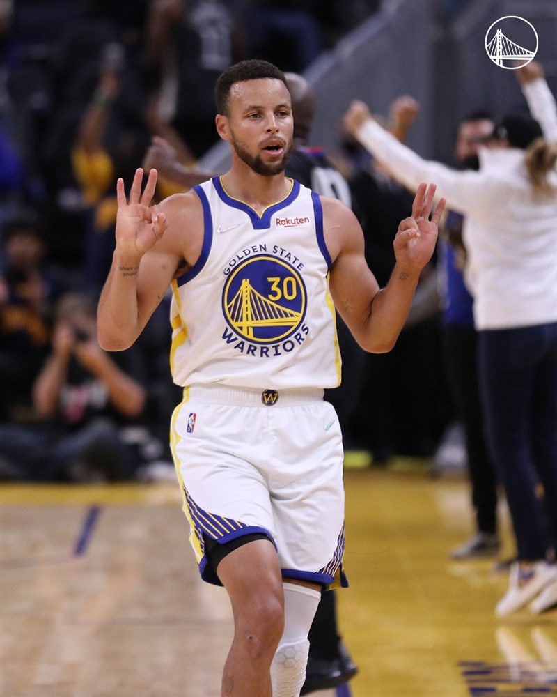 美國職籃NBA金州勇士26日在柯瑞攻下23分帶領下,後來居上以106比98擊敗奧克拉荷馬雷霆。(圖取自facebook.com/warriors)