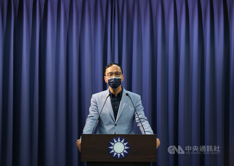 民進黨針對公投訴求「四個不同意,台灣更有力」。國民黨主席朱立倫(圖)27日表示,四個不同意,台灣真的很沒力,應該四個都同意,大家都開心。中央社記者謝佳璋攝 110年10月27日