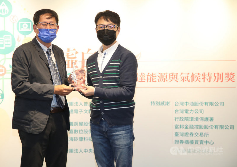 第47屆曾虛白新聞獎27日舉行頒獎典禮,公共服務報導獎音頻類由警察廣播電臺呂明宗(右)以「是毒還是藥 難解習題」獲得,中央通訊社董事長劉克襄(左)出席頒獎。中央社記者張新偉攝 110年10月27日
