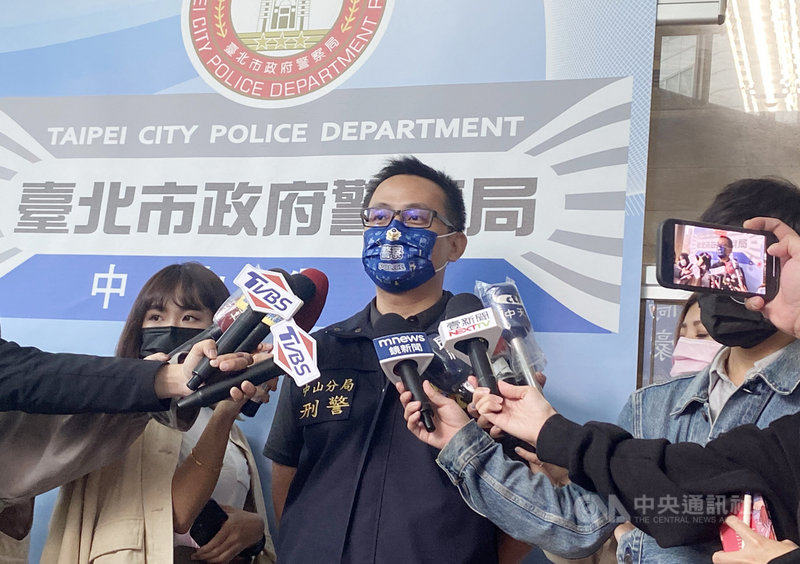台北市中山區26日晚間發生命案,警消獲報一處民宅有人受傷需救護,到場發現倒臥床上的情侶1死1傷,緊急將傷男戒護送醫,相關案情待釐清。圖為台北市警察局中山分局偵查隊長郭建成(中)27日說明調查進度。中央社記者黃麗芸攝 110年10月27日