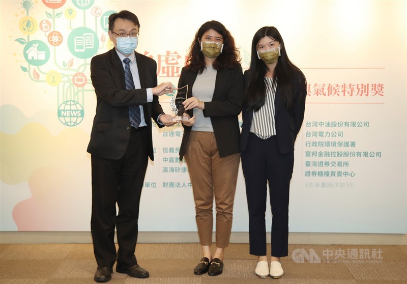 2021年台達能源與氣候特別獎27日公布得獎名單,音頻類獎項由聯合報侯俐安、游昌樺、林育如(右)、楊懿(中)以「告別不義之材 我們需要種樹,更要會砍樹」獲得,台達電子文教基金會執行長張楊乾(左)頒發獎項。中央社記者張新偉攝 110年10月27日