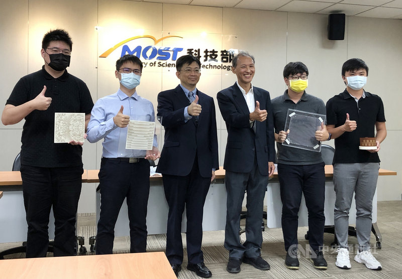 科技部27日舉行研究成果記者會,中正大學團隊研發電磁智慧面技術,可減少通訊死角,目前已跟新創簽署為期5年的技轉合約。圖為科技部工程司司長李志鵬(左3)、中正大學通訊工程學系教授張盛富(右3),其他為團隊成員。中央社記者蘇思云攝 110年10月27日