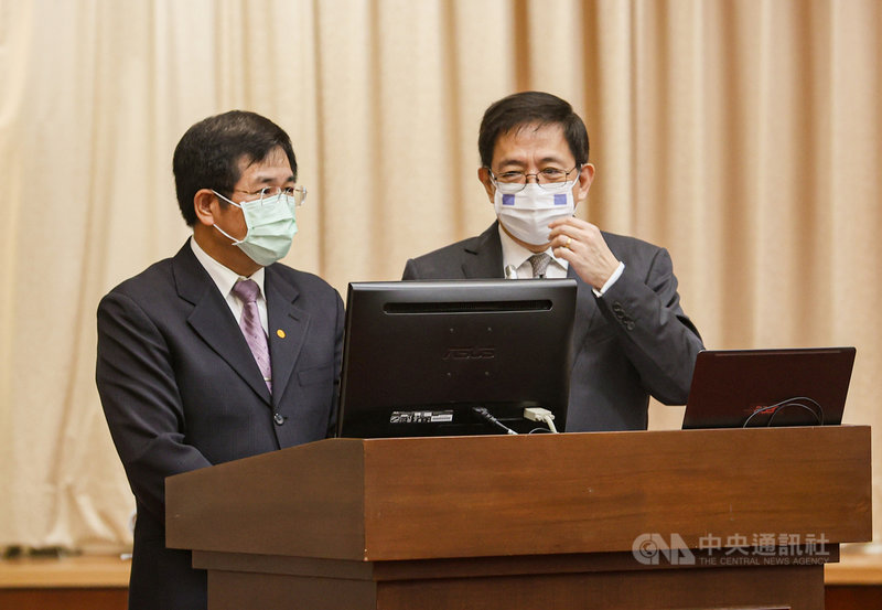 立法院教育及文化委員會27日審議國立大學預算,教育部長潘文忠(左)、台大校長管中閔(右)列席備詢。中央社記者鄭清元攝 110年10月27日