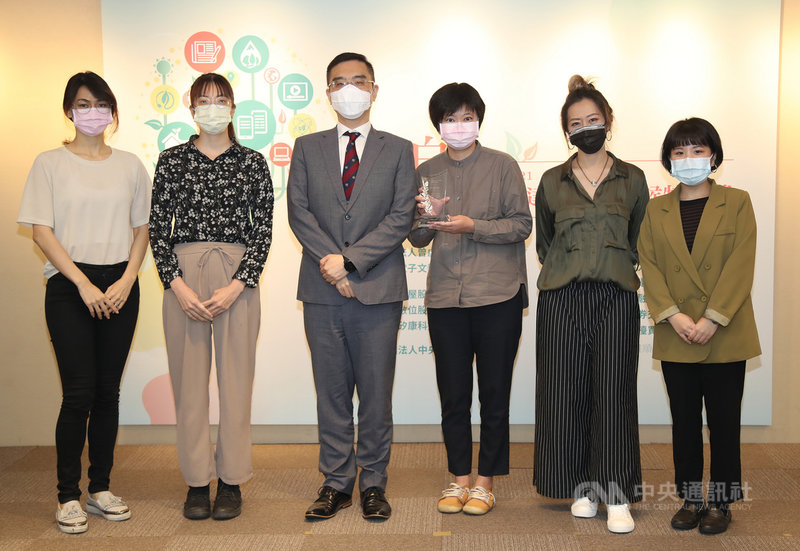 第47屆曾虛白先生新聞獎暨2021年台達能源與氣候特別獎27日舉辦頒獎典禮,台灣事實查核中心作品「查核工具箱」獲得今年增設的「媒體素養獎」,由中嘉數位股份有限公司總管理處副總經理陳協和(左3)頒發獎項。中央社記者張新偉攝 110年10月27日
