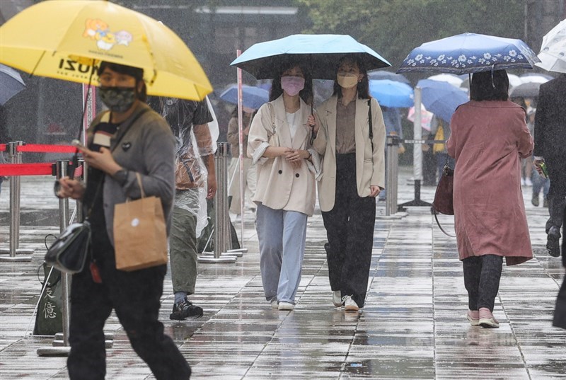 氣象局表示，28日起東北季風稍微增強，預計29、30日夜晚清晨氣溫降低最明顯。（中央社檔案照片）