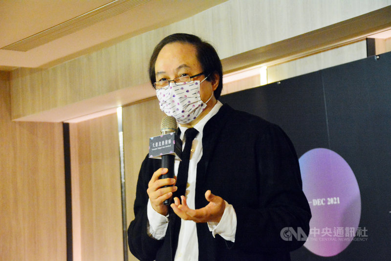 台灣藝術大學校長陳志誠(圖)表示,2021年大台北藝術節中的「大觀國際表演藝術節」,特別以神話「巴別塔」為主題,推出多檔跨界節目,展現神話的寓意。中央社記者黃旭昇新北攝 110年10月27日