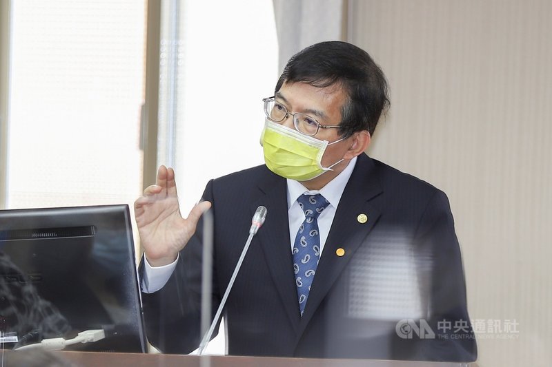 立法院交通委員會27日審查111年度中央政府總預算案關於交通部單位預算,邀請交通部長王國材列席;王國材會前受訪時,以日本新幹線也都有留延伸空間的做法,再次說明他的環島高鐵構想。中央社實習記者蕭宇軒攝 110年10月27日