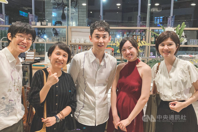 國立台南藝術大學動畫藝術與影像美學研究所校友黃詩柔(右)以動畫短片「水中女孩」獲高雄電影節台灣組首獎金火球獎。(台南藝術大學提供)中央社記者楊思瑞台南傳真 110年10月27日