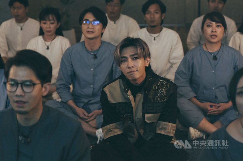 邪教犯罪影集「我願意」入選金馬影展,11月將進行首2集亞洲首映。藝人炎亞綸(中)在劇中詮釋走入邪教的人氣巨星。(絡思本娛樂製作公司提供)中央社記者葉冠吟傳真 110年10月27日