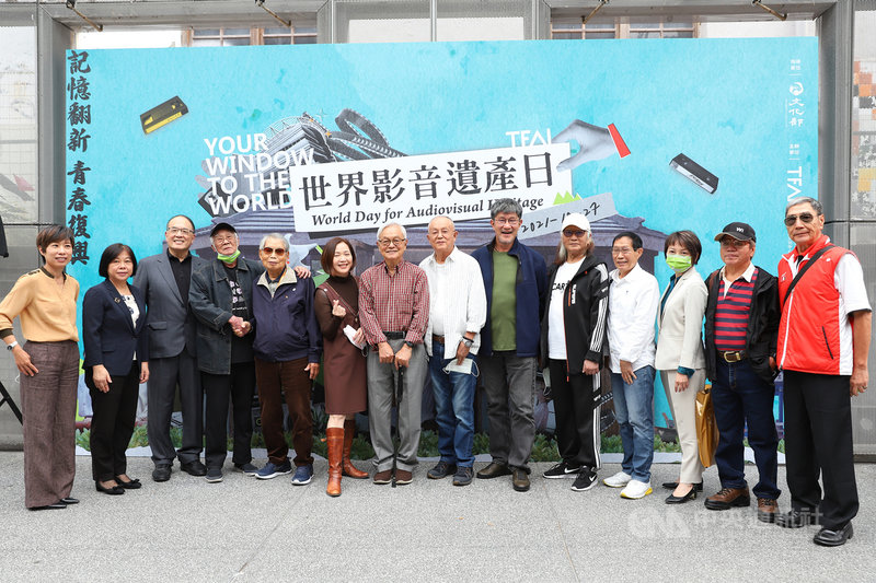國家電影及視聽文化中心27日下午舉行2021世界影音遺產日記者會,立委范雲(右3)等人出席。中央社實習記者蕭宇軒攝 110年10月27日