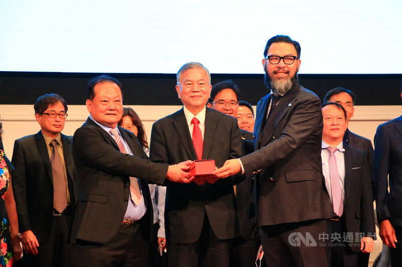 台中市潭雅神工業廠商協進會27日舉辦新任理監事就職典禮,行政院副院長沈榮津(前中)擔任監交人,由第4屆理事長黃加再(前左)交接給第5屆理事長陳伯佳(前右)。中央社記者蘇木春攝 110年10月27日