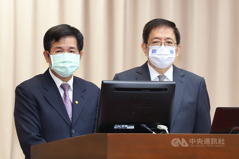 立法院教育及文化委員會27日審議國立大學預算,邀請教育部長潘文忠(左)、台灣大學校長管中閔(右)列席備詢。中央社實習記者蕭宇軒攝 110年10月27日