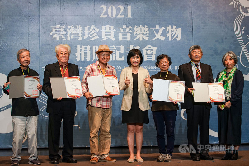 國立傳統藝術中心27日在台灣戲曲中心舉辦「2021台灣珍貴音樂文物捐贈記者會」,傳藝中心主任陳悅宜(中)與捐贈文物的作曲家温隆信(左起)、潘皇龍、黑膠唱片收藏家陳明章、民族音樂學者林珀姬(右3)及已故作曲家呂昭炫的家屬合影留念。中央社記者裴禛攝 110年10月27日
