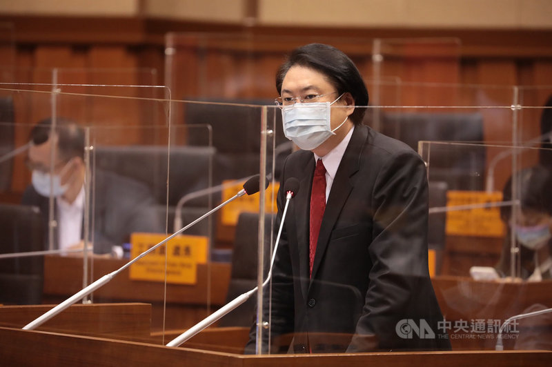 台北市長柯文哲日前質疑基隆捷運將來可能沒有基隆。基隆市長林右昌(圖)27日在市議會施政總報告時表示,經費又不是柯文哲出的,不要撈過界,至於八堵到基隆要怎麼走,「我們基隆人自己會決定」,捷運當然要到基隆市中心區。中央社記者王朝鈺攝 110年10月27日