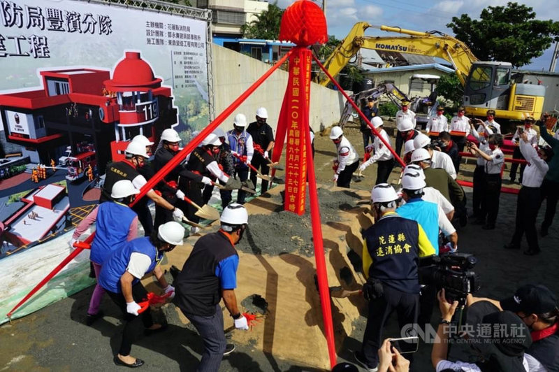 花蓮縣豐濱鄉地形狹長,卻僅有2個消防分隊,遇緊急救援送醫路途遙遠,消防局積極尋覓合適土地重建,終於選址在東海岸風景區內新建廳舍,27日舉行豐濱分隊新建廳舍開工暨動土典禮。(花蓮縣政府提供)中央社記者李先鳳傳真 110年10月27日