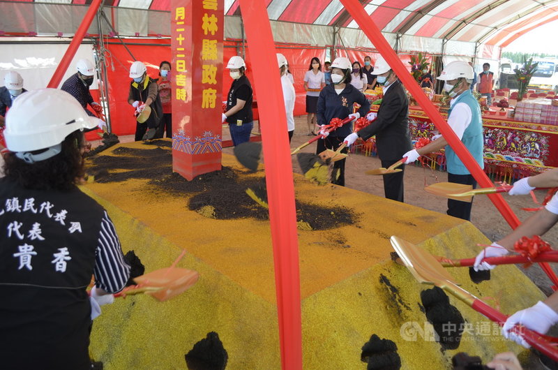 雲林縣虎尾水資源回收中心工程27日舉行動土典禮,雲林縣長張麗善(後排右3)等人參與執鏟儀式。中央社記者蔡智明攝 110年10月27日