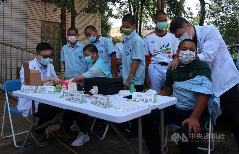 南投縣立三光國中棒球隊是縣內新星,為守護球員健康,南投基督教醫院行動醫療車27日首度開進校園,由中、西醫團隊進行運動傷害醫療檢測。(南基醫院提供)中央社記者蕭博陽南投傳真 110年10月27日