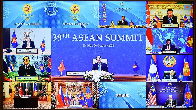 越南總理范明正(圖中)26日在線上出席ASEAN峰會。在東協宣布將緬甸軍政府領袖敏昂萊(Min Aung Hlaing)排除在峰會之外後,被激怒的緬甸拒絕派代表出席。26日的視訊會議中,緬甸的位置留白。(越南外交部提供)中央社記者陳家倫河內傳真 110年10月26日