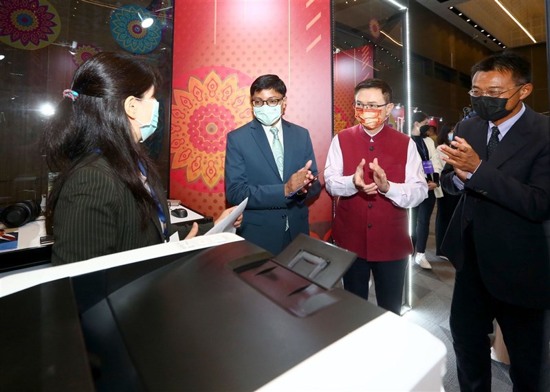 「2021印度台灣形象展」27日在南港展覽館開幕。圖為印度台北協會會長戴國瀾(左2)、貿協董事長黃志芳(右2)、經濟部國際貿易局副局長李冠志(右)來到專屬直播倉參觀。(貿協提供)中央社記者林行健新德里傳真 110年10月27日