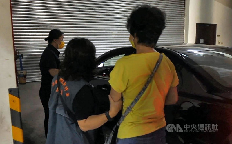 雲林從事砂石買賣的陳姓婦人與夫婿李姓警官,民國91年至95年間欠稅及罰鍰逾新台幣3900萬元,至今仍拒繳,行政執行署嘉義分署26日向嘉義地方法院聲請管收陳婦(右)獲准。(行政執行署嘉義分署提供)中央社記者黃國芳傳真 110年10月27日