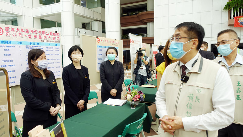 台南市政府勞工局27日舉辦年度最大規模的旅館業聯合徵才,看好疫情平穩後的國旅市場,17家知名旅館業者設攤招募,提供340個多元職缺,市長黃偉哲(前右)也到場關心。(台南市政府提供)中央社記者楊思瑞台南傳真 110年10月27日