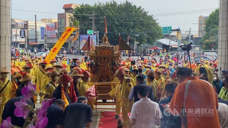 屏東東港鎮東隆宮迎王平安祭27日進行遶境,東港警分局也依傳統在警局門口擺香案,隊伍行經分局時,分局長率領全體組、隊、所長及員警在分局前列陣接駕迎接。(東港警分局提供)中央社記者郭芷瑄傳真 110年10月27日