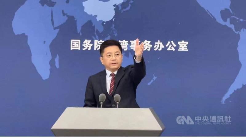 針對諷刺中國大陸小粉紅歌曲「玻璃心」爆紅，國台辦發言人馬曉光27日聲稱，「民進黨當局」製造反中民粹情緒「種瓜得瓜、種豆得豆」，引起大陸網友憤恨反擊「是很自然的事」。中央社記者邱國強北京攝  110年10月27日