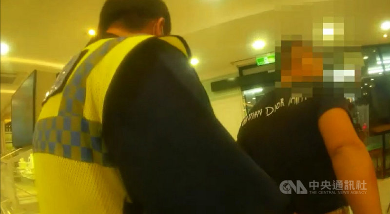 周姓男子23日凌晨酒後未戴口罩,在台中市中區一家便利商店被陳姓男店員勸阻,周男竟持店內物品丟擲及攻擊陳男,造成陳男頭部及身體多處受傷,警方到場將他逮捕送辦。(翻攝照片)中央社記者蘇木春傳真 110年10月27日