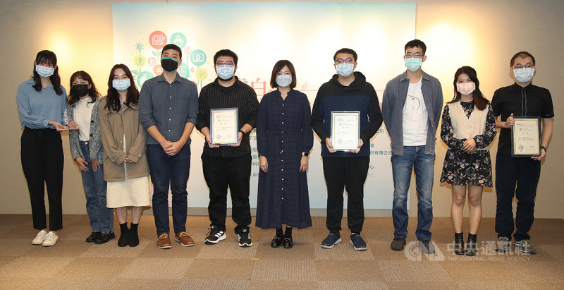 第47屆曾虛白先生新聞獎27日舉行頒獎典禮,大專院校學生環境與生態永續報導影音獎,頒出一件首獎、一件優選與兩件佳作,由瀛海矽康科技股份有限公司副理林彥妤(右5)頒發獎項。中央社記者張新偉攝 110年10月27日