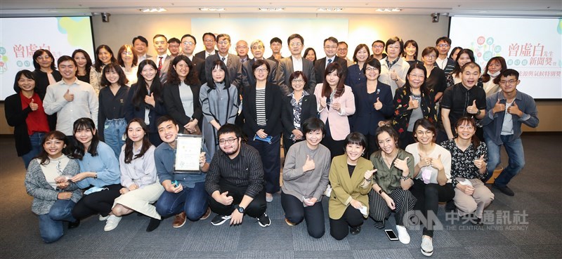 第47屆曾虛白先生新聞獎暨2021年台達能源與氣候特別獎27日公布得獎名單,頒獎典禮下午在張榮發基金會國際會議中心舉行,會後所有得獎者與出席來賓合影留念。中央社記者張新偉攝 110年10月27日