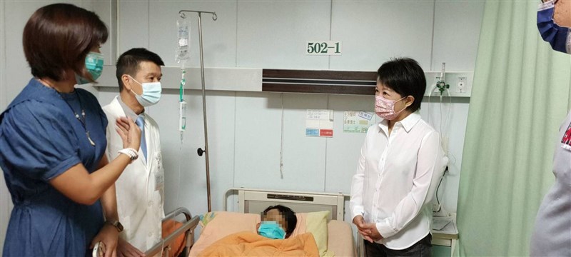 台中市周姓男子23日酒後未戴口罩,在一家便利商店被陳姓男店員勸阻,周男竟動手將店員毆打成傷。台中市長盧秀燕(右)27日前往醫院慰問陳姓店員。(台中市政府提供)中央社記者蘇木春傳真 110年10月27日