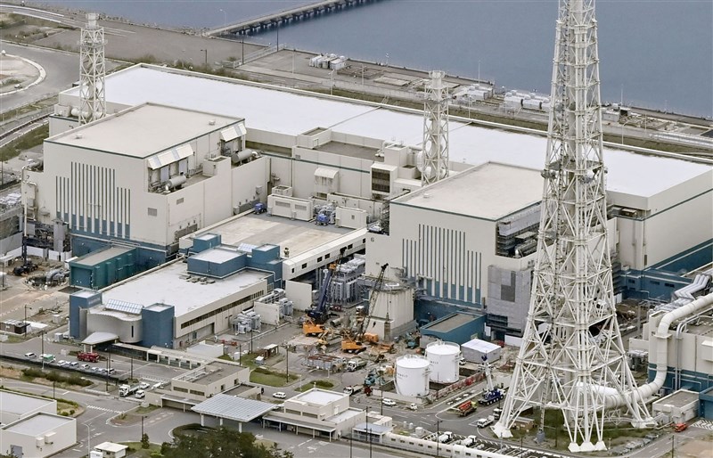 日本今年冬季供電拉警報,經濟產業省預估全境有7個區域的電力備轉容量率僅約3%多。圖為東京柏崎刈羽核能發電廠。(共同社)