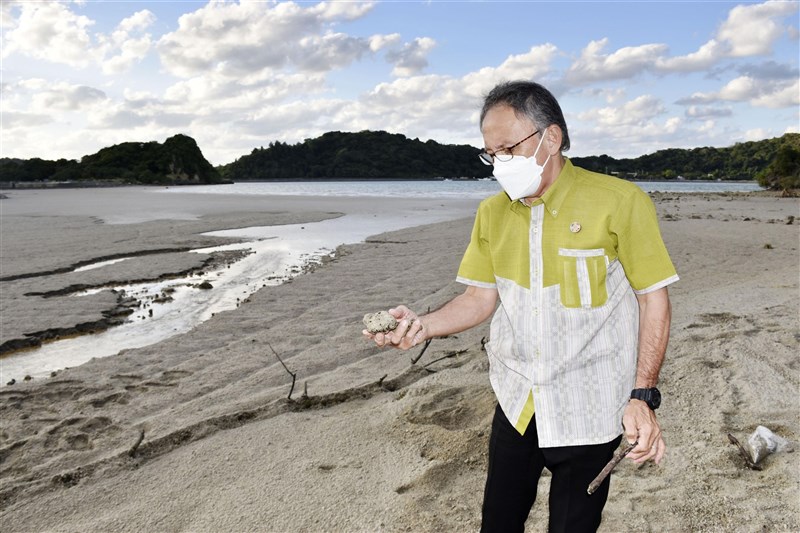 日本受到今年8月小笠原群島海底火山噴發影響,在沖繩本島等地沿海陸續出現大量「浮石」,造成沖繩縣內約750艘漁船無法出海作業。圖為沖繩海岸。(共同社)