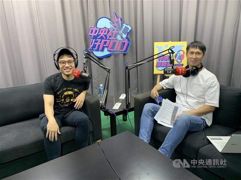 ICRT DJ周九一(左)接受中央社Podcast節目「特派談新事」主持人廖漢原(右)訪問,解析瑞典樂團ABBA的不敗傳奇。中央社記者張若瑤攝 110年10月27日