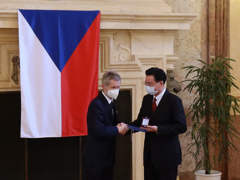 圖為2021年外交部長吳釗燮（右）獲捷克參院議長維特齊頒發銀質獎章。（中央社檔案照片）