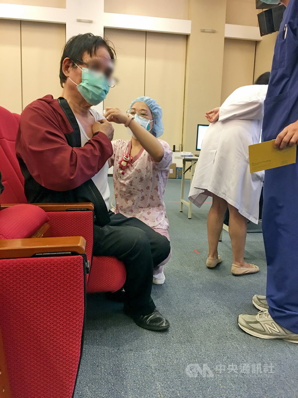 新北市長侯友宜27日在防疫會議後表示,新北的第1劑涵蓋率雖然7成,希望辛苦的醫護人員繼續努力接種,早日在安全無虞環境下與病毒共存。圖為衛福部雙和醫院醫護25日晚間為民眾施打疫苗。中央社記者黃旭昇新北攝 110年10月27日