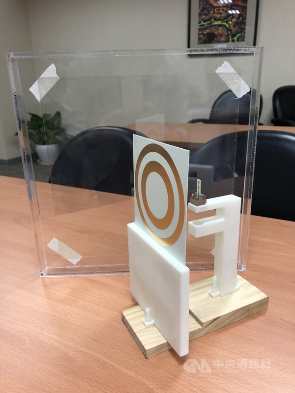 科技部於27日舉行研究成果記者會,中正大學團隊展示電磁智慧面技術,圖為2種使用透射技術打造的成果。薄片可以安裝在玻璃上,讓室外電磁波能量聚焦引入室內,改善通訊死角。中央社記者蘇思云攝 110年10月27日